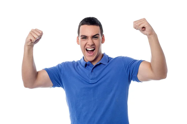 Guy showing his biceps — Stock Photo, Image