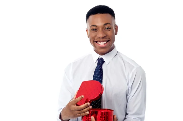 Empresario abriendo una caja de regalo —  Fotos de Stock