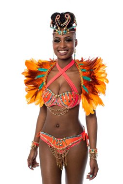 Gülümseyen Afrikalı kadın samba dansçısı