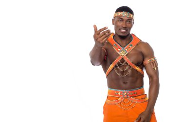 Genç erkek samba dansçısı karnaval kılık