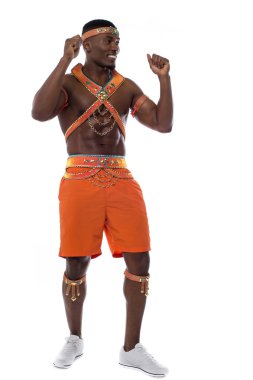 Genç erkek samba dansçısı karnaval kılık