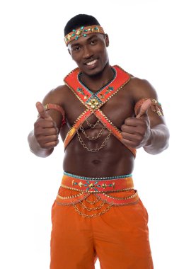 Çift başparmak gösterilmesini samba dansçısı