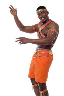 Genç erkek samba dansçısı karnaval kılık