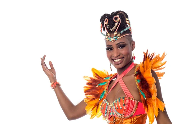 Samba χορεύτρια ποζάρουν με το ένα χέρι στον αέρα — Φωτογραφία Αρχείου