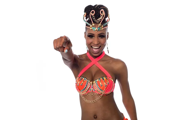 Samba danseuse pointant vers la caméra — Photo