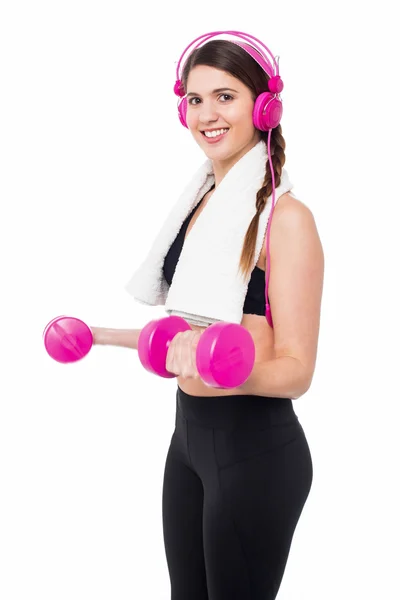 Vrouw genieten van training met muziek — Stockfoto