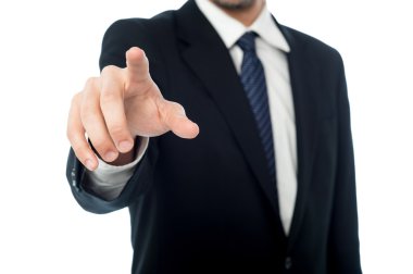 Sanal bir ekranda basarak işadamı