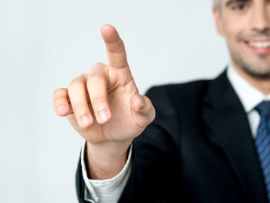 Sanal bir ekranda basarak işadamı