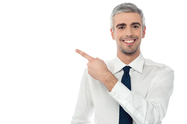 Joven hombre de negocios señalando algo — Foto de Stock