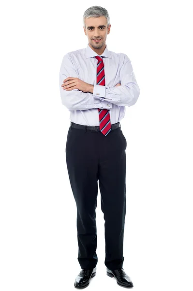 Geschäftsmann posiert mit verschränkten Armen — Stockfoto