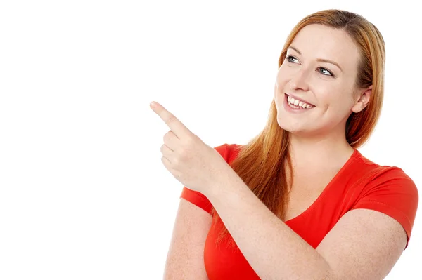 Pretty lady pointing at something — Stock Photo, Image
