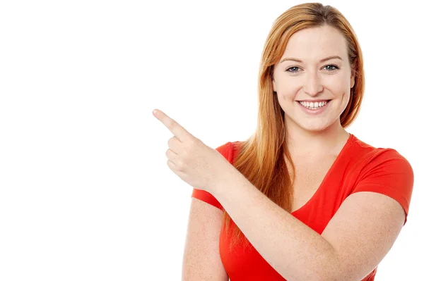 Mujer bonita apuntando lejos — Foto de Stock