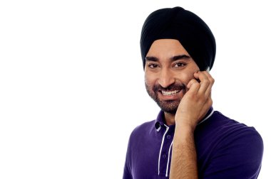 Hintli adam telefonda konuşurken