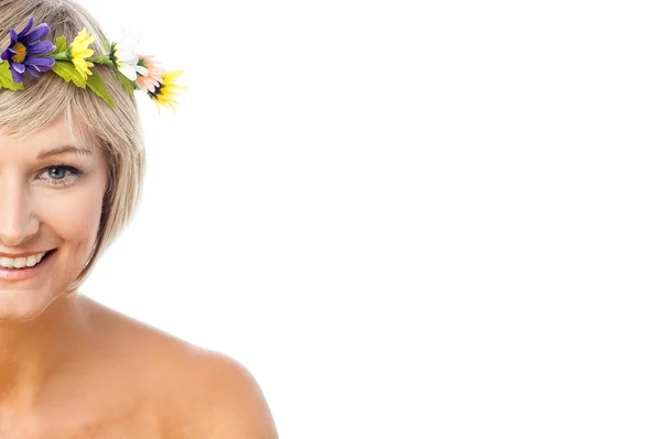 여자 착용 머리 꽃 왕관 — 스톡 사진