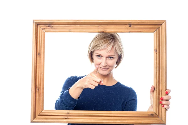 Woman wijzend op de camera — Stockfoto