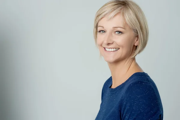 Mujer sonriente posando en casuales — Foto de Stock