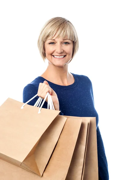 Mulher bonita segurando sacos de compras — Fotografia de Stock