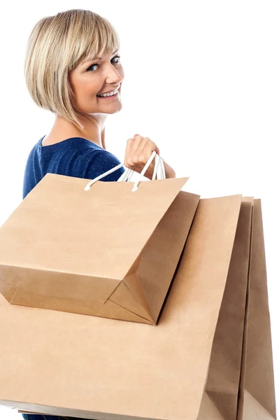 Donna che trasporta borse della spesa — Foto Stock