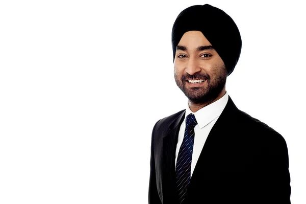 Junge hübsche indische Geschäftsmann lächelnd — Stockfoto