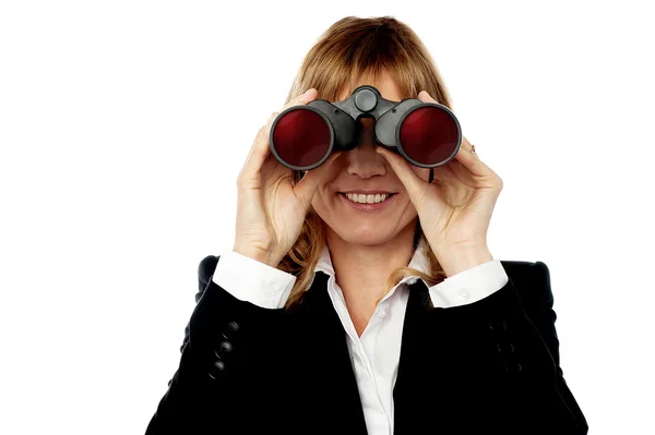 Donna d'affari che guarda attraverso il binocolo — Foto Stock