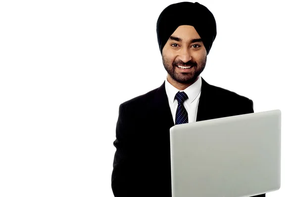 微笑笔记本电脑上工作的印度商人 — 图库照片