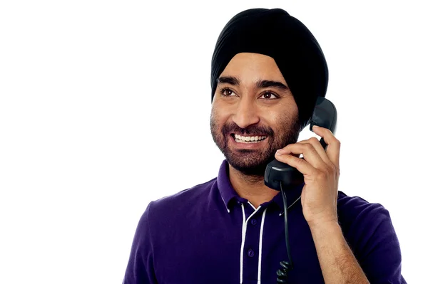 Indischer junger Mann telefoniert — Stockfoto