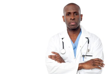 Erkek doktor silah ile poz geçti
