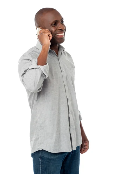 Hombre afroamericano hablando por teléfono — Foto de Stock