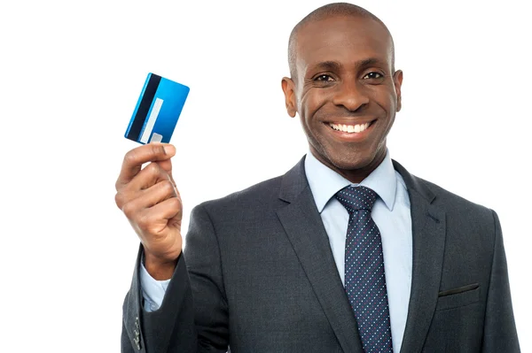 Бизнесмен показывает кредитные карты — стоковое фото