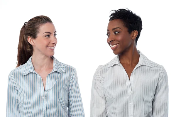 Two businesswomen looking at each other — Stock Photo, Image