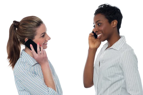 Две женщины разговаривают по телефону — стоковое фото