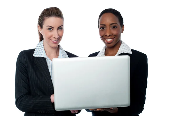 Le donne d'affari che lavorano su computer portatile — Foto Stock