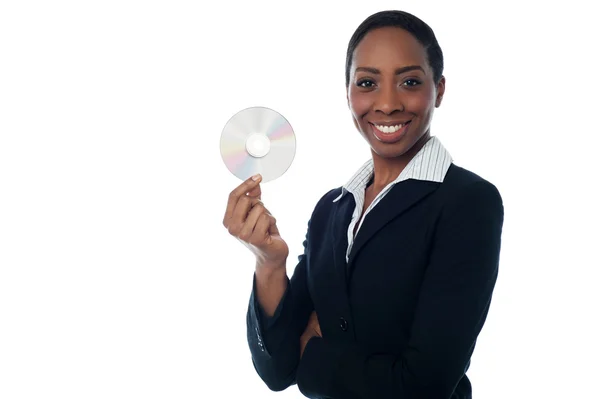 Empresária mostrando disco dvd em branco — Fotografia de Stock