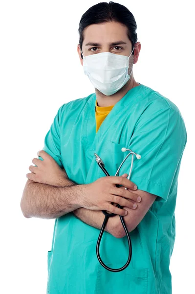 Junger Arzt mit Gesichtsmaske — Stockfoto