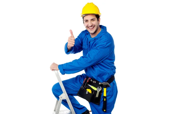 Trabajador de la construcción mostrando pulgar hacia arriba —  Fotos de Stock