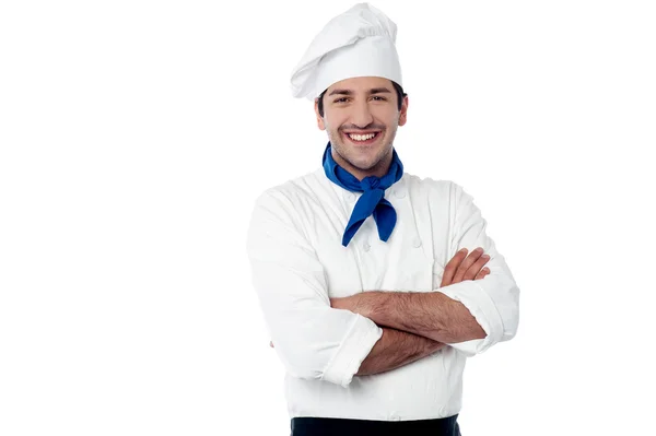 Knappe chef-kok poseren met gekruiste armen — Stockfoto