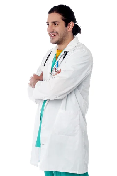 Läkare eller sjuksköterska poserar med armarna korsade — Stockfoto