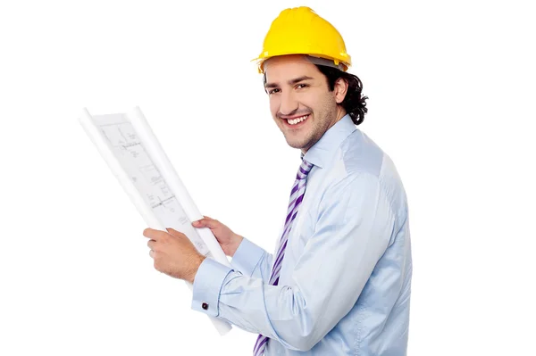 Ingeniero de construcción estudiando el plan — Foto de Stock