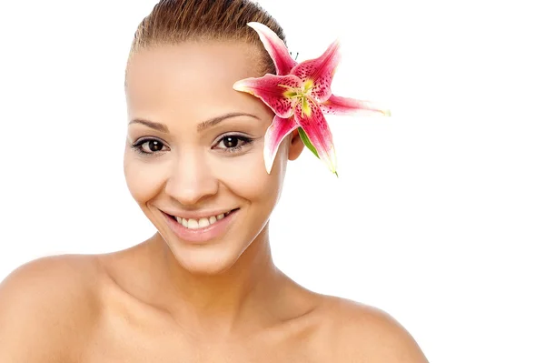 Flor de lirio mujer en el pelo — Foto de Stock