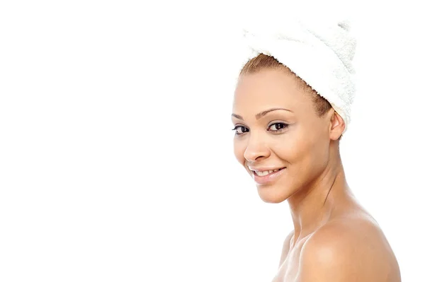 Senhora com toalha embrulhada na cabeça — Fotografia de Stock