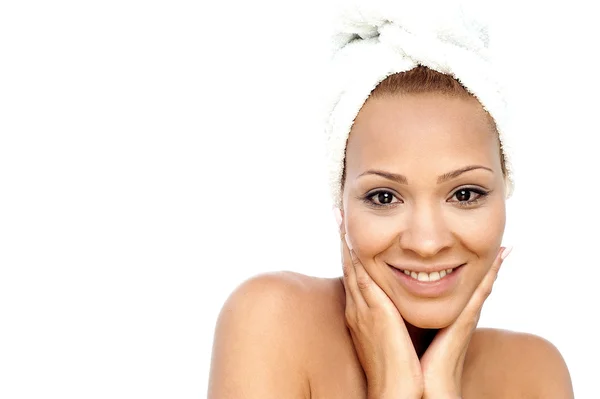 Donna con asciugamano avvolto sulla testa — Foto Stock