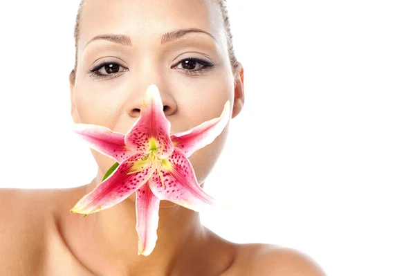 Donna con fiore di giglio in bocca — Foto Stock