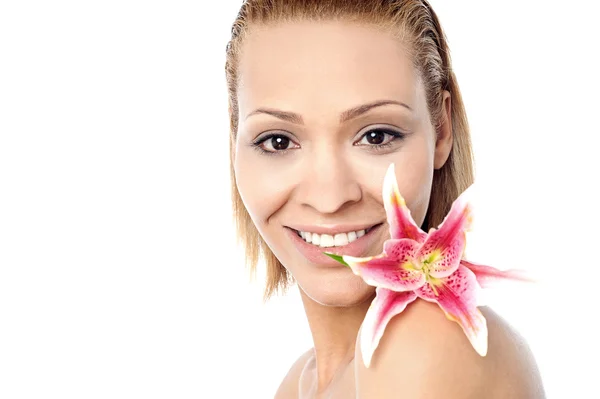 Mulher com flor de lírio no ombro — Fotografia de Stock