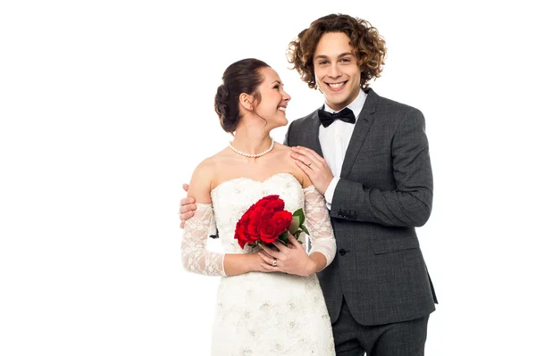 Pareja de boda con flores rojas — Foto de Stock