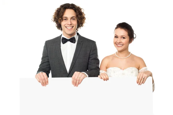 Married couple holding whiteboard — Stock Photo, Image