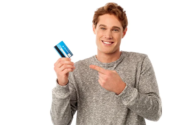 Hombre apuntando a la tarjeta de crédito — Foto de Stock