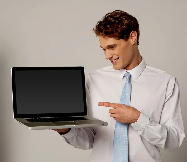 Бізнесмен, представляючи ноутбук — стокове фото