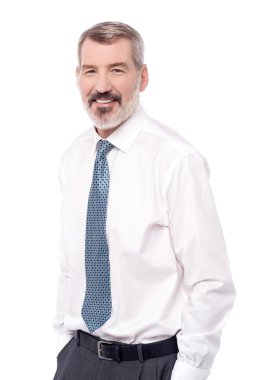 işadamı elleri ceplerinde gülümseyen