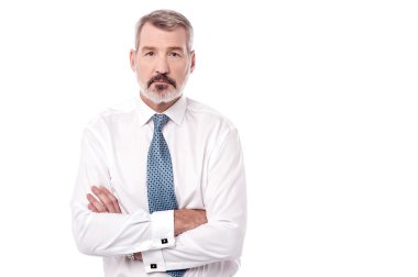 Yaşlı işadamı silah ile poz geçti