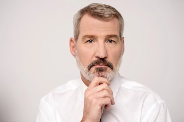 Üst düzey işadamı derin düşünme